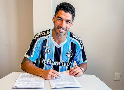 Luis Suárez firmó contrato con Gremio por dos años.