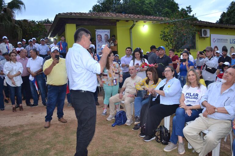 Efrain Alegre hablando en la reunión política de San Juan Nepomuceno.