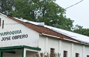 La iglesia San José Obrero, del distrito de Edelira, también fue afectada por el temporal de la noche del miércoles.