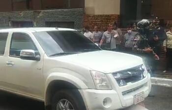 Paraguayo Cubas, acostado frente a la camioneta del Ministerio del Interior.