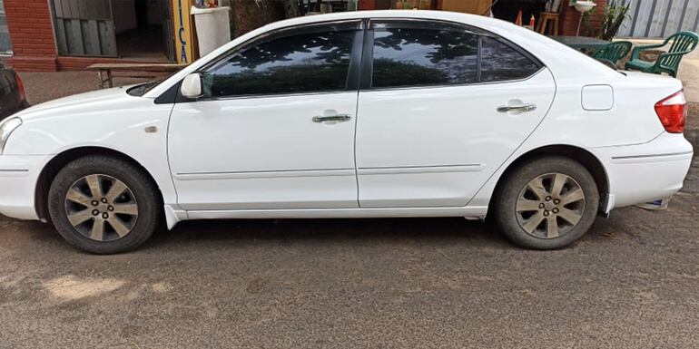 El auto Toyota blanco que se usó en el asalto en el Puerto Fénix y que habría sido manejado por la mujer embarazada.