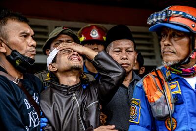Rescatistas siguen trabajando busca de posibles sobrevivientes tras el terremoto que azotó a Indonesia. (AFP)