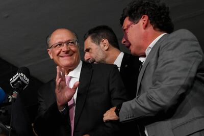 El vicepresidente electo, Geraldo Alckmin (i) llega al Congreso de Brasil para negociar un presupuesto 2023 con "licencia para gastar", según analistas y medios de comunicación. (AFP)