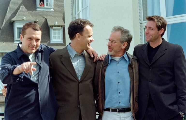 Tom Sizemore junto a Tom Hanks, Steven Spielberg y Edward Burns durante la presentación de "Rescatando al soldado Ryan".