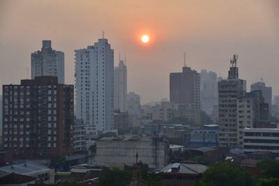 Una densa capa de humo cubre el centro de Asunción y hace el aire irrespirable.