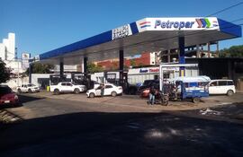 Las estaciones de servicio de Petropar se encuentran colmadas de vehículos que optan por la petrolera estatal debido al reajuste aplicado desde hoy, lunes, por el sector privado.