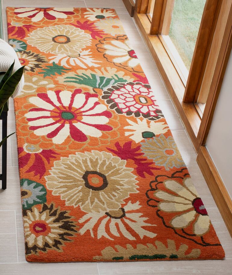 Alfombra floral en colores llamativos.