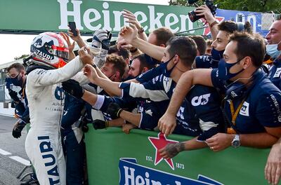 El piloto francés de Fórmula Uno Pierre Gasly (Alpha Tauri) celebra con miembros
 de su equipo tras haber ganado el Gran Premio de Italia, en Monza. Foto: Agencia EFE.