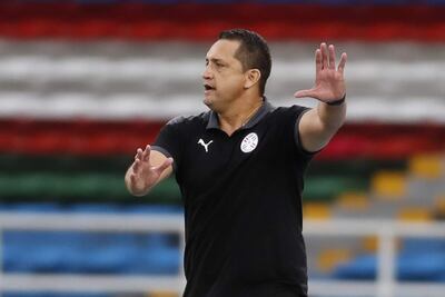 El entrenador de Paraguay Aldo Bobadilla dirige en un partido de la fase de grupos del Campeonato Sudamericano Sub'20 entre las selecciones de Paraguay y Argentina en el estadio Pascual Guerrero en Cali