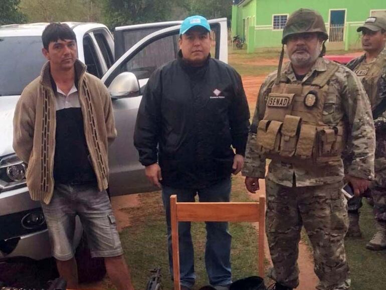 A la izquierda, Felipe Barón Escurra, cuando fue detenido por agentes antidrogas en agosto del 2016. Un año después, fue liberado en secreto.