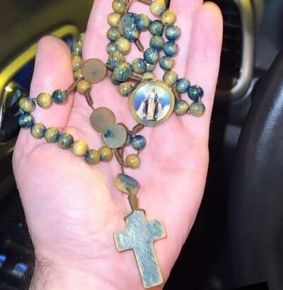 El rosario recuperado de Jean Fernandes.