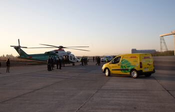 Las vacunas llegaron temprano al aeropuerto de Santiago en avión desde Bélgica y su traslado se realizó en una caravana escoltada por policías a un centro de distribución.