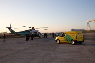 Las vacunas llegaron temprano al aeropuerto de Santiago en avión desde Bélgica y su traslado se realizó en una caravana escoltada por policías a un centro de distribución.