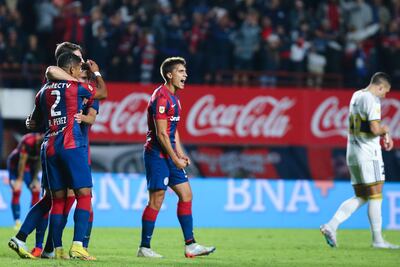 Jugadores de San Lorenzo celebran hoy la victoria contra Boca Juniors, tras el final de un partido por la fecha 11 de la Liga Profesional 2023, en el Estadio Pedro Bidegaín "El Nuevo Gasómetro", en Buenos Aires (Argentina).