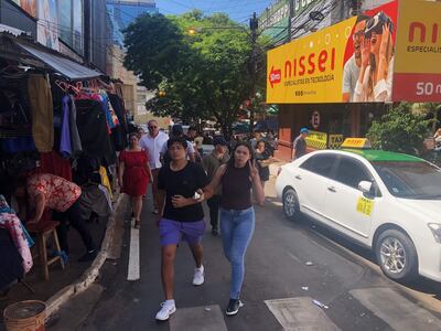 Turistas transitando este sábado en Ciudad del Este.