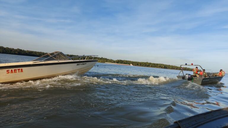 La deslizadora incautada tiene matricula argentina.