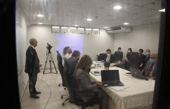 Miembros del Tribunal Examinador se encuentran elaborando las preguntas del examen para el 16º Concurso de Méritos y Oposición para Notarios y Escribanos Públicos de la República del Paraguay, en el Polideportivo de la Secretaría Nacional de Deportes.