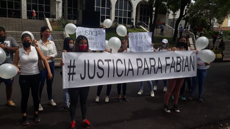 Familiares y amigos de Fabián Marín reclaman justicia por su asesinato, frente al Palacio de Justicia.  Fue en noviembre del año pasado.