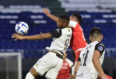Pelea aérea por el balón entre los jugadores de Tacuary y General Caballero