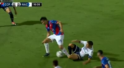 Jugada de la falta de Jordan Santacruz sobre Wilder Viera, en el Cerro Porteño-Nacional.