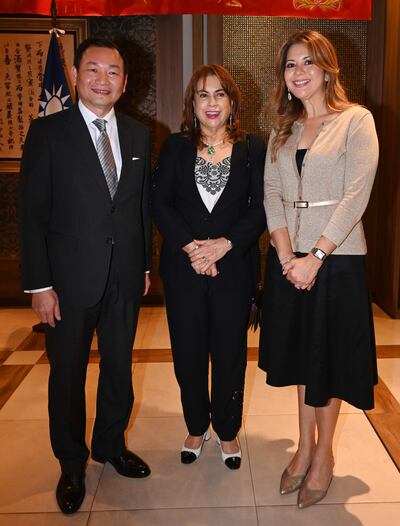 El embajador de China (Taiwan) José Han, Gladys Ruiz Pecci y Nelva De Gracias.