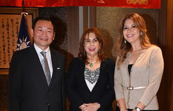 El embajador de China (Taiwan) José Han, Gladys Ruiz Pecci y Nelva De Gracias.