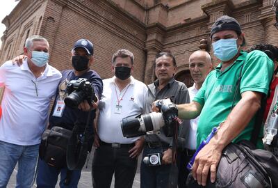 Imagen de archivo. Una decena de periodistas bolivianos se concentraron el pasado viernes para denunciar los escasos avances en la investigación sobre el secuestro y tortura de siete trabajadores de medios de comunicación, además de las recientes agresiones durante la cobertura de la huelga convocada en el país, en la ciudad de Santa Cruz hoy, 12 de noviembre de 2021.