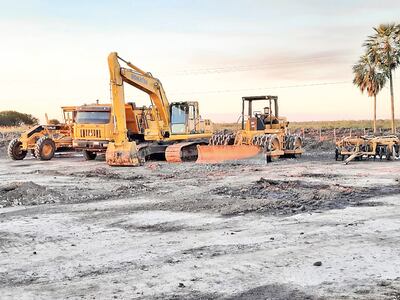 Equipos de compactación y carga de terraplén en la obra de ampliación de la ruta PY09-Transchaco.