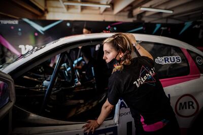 Victoria y Agustina, mecánicas del equipo VitalGirslsteam, trabajan en el auto de la pilota de Top Race Valentina Funes durante un entrenamiento en el autódromo, el 18 de septiembre de 2021, en Buenos Aires (Argentina).