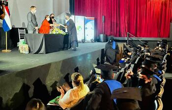 En total, 28 adultos recibieron sus títulos de graduados en “Educación Básica” y 72 como “Bachilleres en Educación Media”.