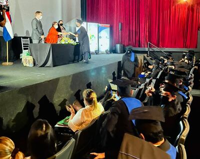 En total, 28 adultos recibieron sus títulos de graduados en “Educación Básica” y 72 como “Bachilleres en Educación Media”.