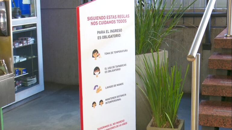 Las indicaciones sobre medidas de higiene y cuidado están a la vista de todos.