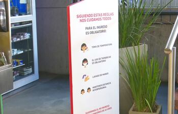 Las indicaciones sobre medidas de higiene y cuidado están a la vista de todos.