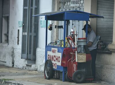 Una persona vende panchos sobre la calle Herrera de Asunción este sábado, 27 de marzo.