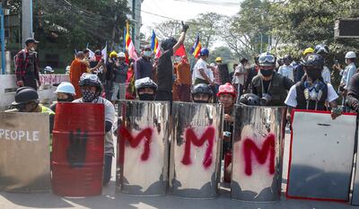 Grupos de manifestantes intentan resistir con escudos y cascos la represión de las fuerzas policiales y militares.