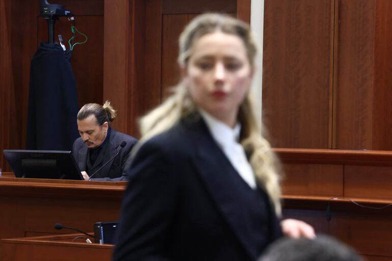 Johnny Depp y Amber Heard, en el lugar del juicio.