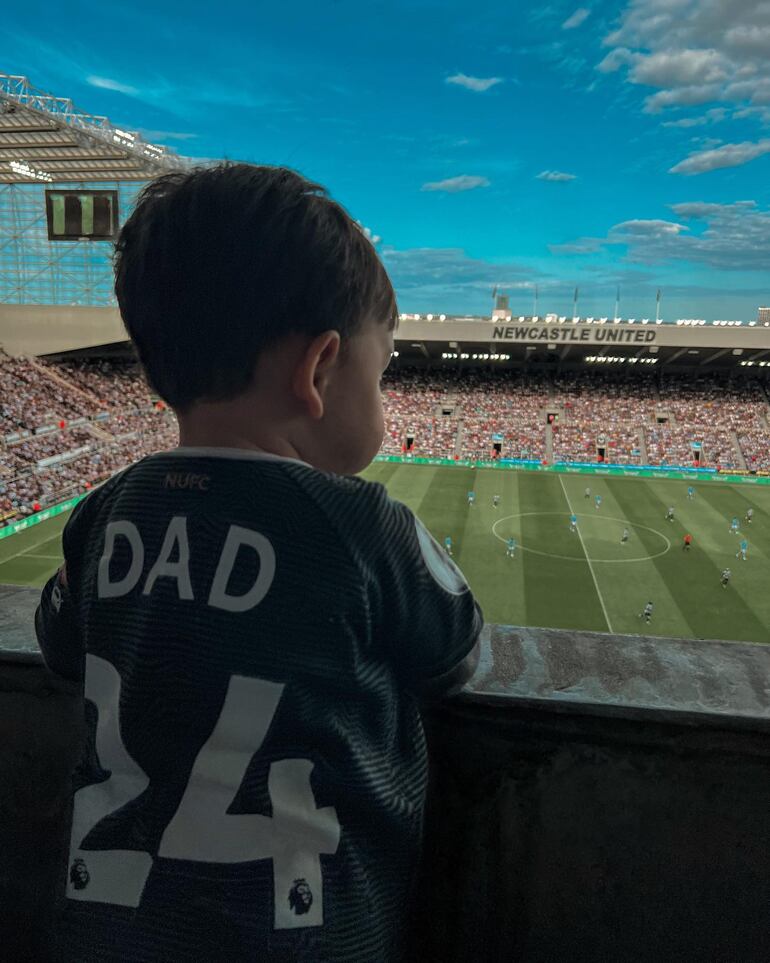 El dulce Francesco apoyando desde las gradas a papá Miguel Almirón. (Instagram/Alexia Notto)