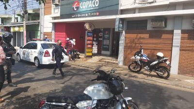 Policías frente a la sucursal de Copaco donde se registró el asalto, el pasado lunes.