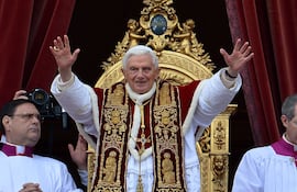 Un profundo sentimiento de paz inunda los corazones de los miembros de la iglesia católica, porque según reconocen sus autoridades el papa emérito Benedicto XVI dio una gran muestra de sabiduría al renunciar al papado, y ahora que descanza en paz ya se encuentra en un lugar donde no hay dolor, sino la gloria eterna junto a Dios. Fue un estudioso, un papa de transición que en sus últimos años se dedicó a orar en silencio.