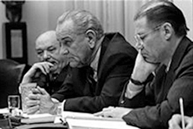 Izquierda, Dean Rusk; centro, Lyndon B. Johnson; derecha Robert McNamara, secretario de Defensa.
