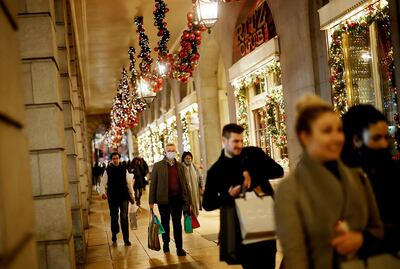 En Londres apuraban ayer sus compras por Navidad. Desde hoy, el gobierno aplica  un nuevo “encierro” para frenar los contagios.
