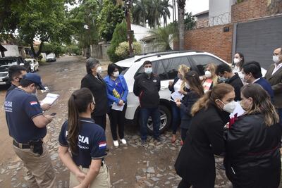 De izq. a der.  los jueces Blanca Gorostiaga, Rossana Maldonado y Manuel Aguirre, durante la constitución del Tribunal en el lugar del atentado, en el barrio Madame Lynch. Atrás, la camioneta de la abogada Noelia Núñez en la misma posición del vehículo de las víctimas.