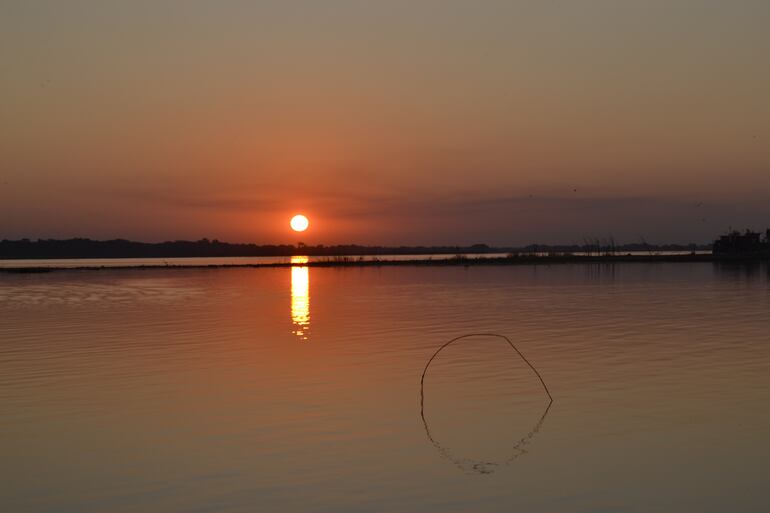 Atardecer sobre el río Paraguay en la ciudad de San Antonio
