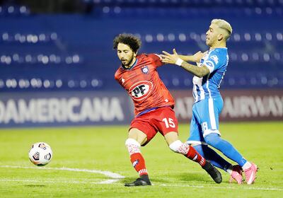 El de los centros venenosos en los dos goles de Huachipato, Cristian Cuevas se queda con la pelota ante la insistencia de José Ariel Núñez, autor del tanto del 12.