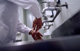 Lavado de manos como medida de prevención contra la propagación del coronavirus.