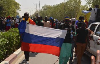 Una bandera rusa se lleva durante una manifestación en N'Djamena, el pasado 26 de febrero de 2022 convocada por la plataforma de oposición contra la junta militar en el poder en Chad.