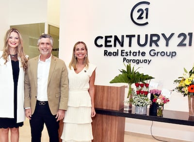Catherine Solinger, Rodrigo Aguilera y Silvana Justiniano en la inauguración de la oficina de Century 21 Real Estate Group.