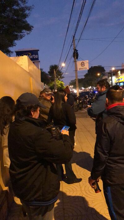 Ciudadanos reportan largas filas en algunas sedes del Registro Electoral a horas del cierre del plazo.