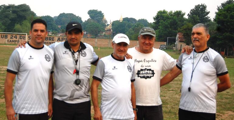 Alicio Ignacio Solalinde (centro), con el presidente del 24 de Setiembre, Claudelino Agüero y componentes de su staff técnico. (@ireneomora)