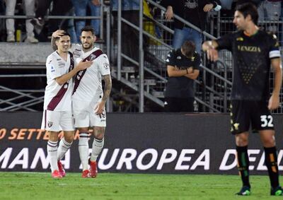 Tony Sanabria (d) festeja con su compañero Brekalo tras el gol de Torino